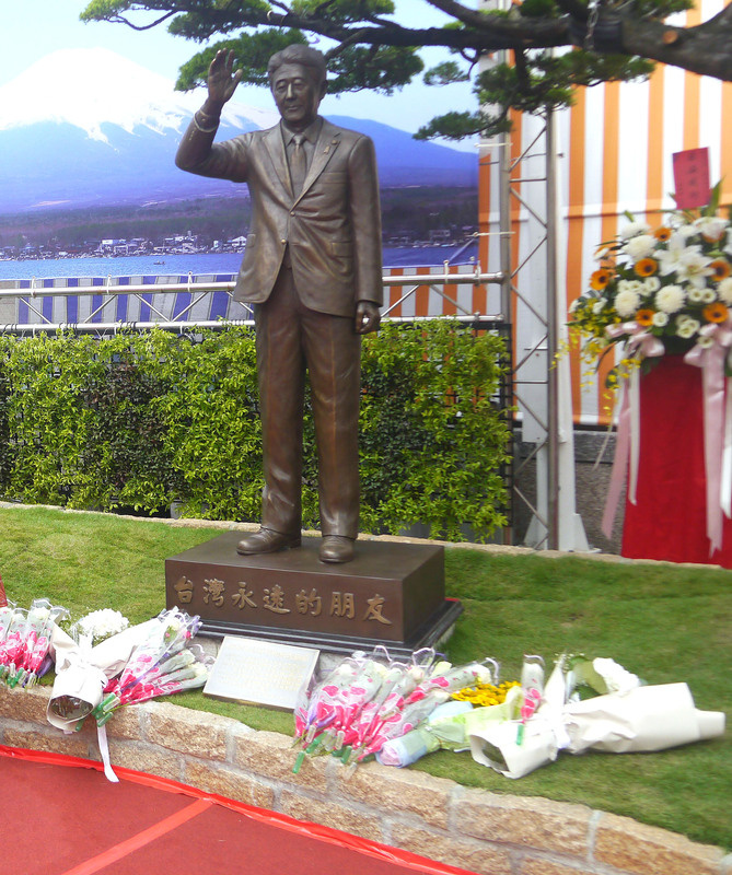 前日本首相安倍晉三遇襲身亡，高雄紅毛港保安堂感念他生前力挺台灣，特別規劃打造紀念銅像與花園，24日正式揭幕，不少民眾到場獻花致意。