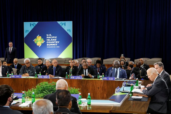 美國總統拜登（右前1）29日在美國主辦的首場太平洋島國峰會，宣布提供逾8億美元援助太平洋島國。