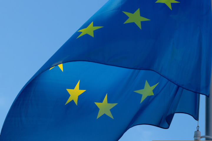 「對華政策跨國議會聯盟」（IPAC）30多位歐洲國會議員21日聯名致函歐盟領袖，籲盡速與台灣簽署「台歐盟雙邊投資協定」（BIA）。圖為歐盟旗幟。（圖取自Pixabay圖庫）