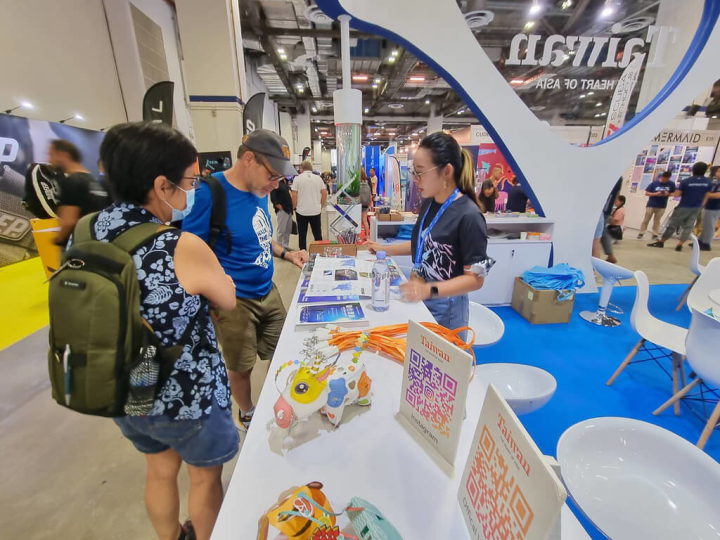 亞洲潛水博覽會（ADEX）16日在新加坡登場，交通部觀光局駐新加坡辦事處籌組台灣館，向民眾介紹台灣潛水環境。（觀光局駐星辦事處提供）