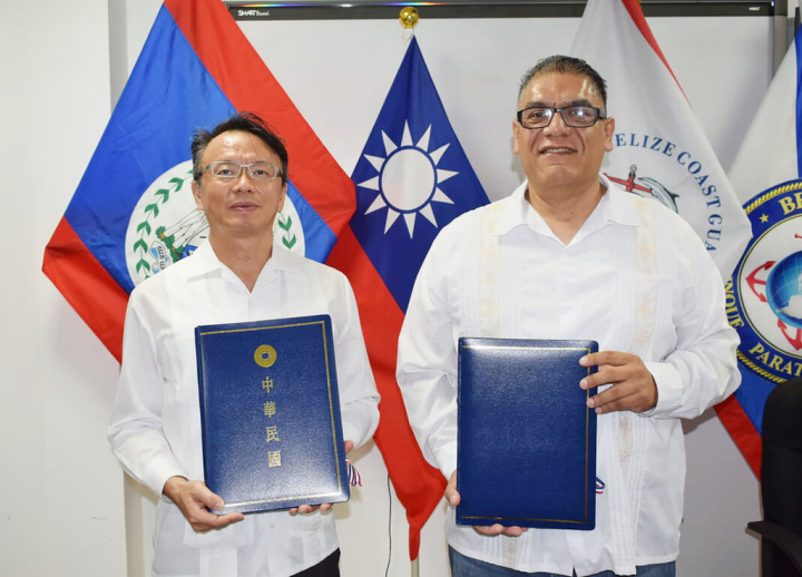 台灣與友邦貝里斯當地時間14日「異地簽署」海巡合作協定。圖為中華民國駐貝里斯大使錢冠州（左）與貝里斯國防暨邊境安全部部長馬林（右）手持約本合影。（貝里斯大使館提供）