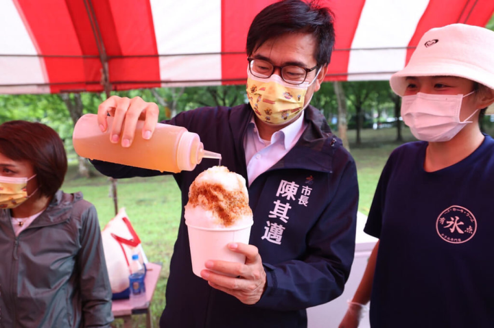 2022大崗山龍眼蜂蜜文化節3日起一連兩天在高雄登場，今年受氣候影響，高雄地區龍眼蜜產量銳減，高雄市長陳其邁（中）親自出席助行銷。（高雄市政府提供）