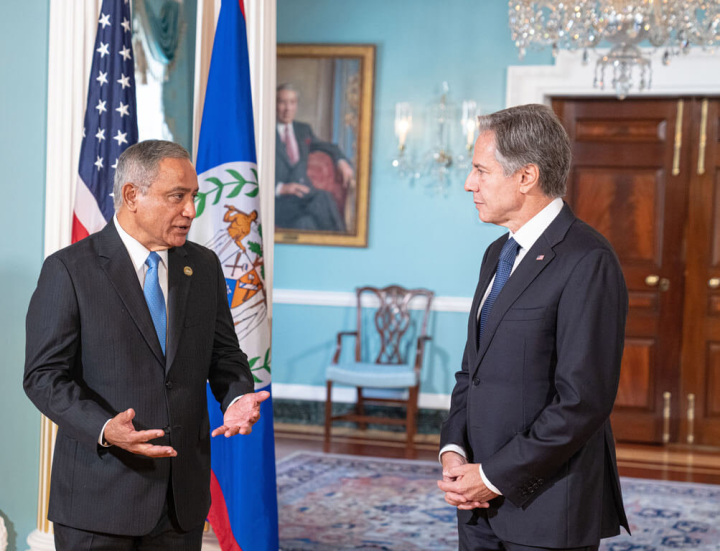 美國國務卿布林肯（右）26日在國務院會見貝里斯總理布里仙紐（左），感謝貝國與台灣維繫強健關係。（美國國務院提供）