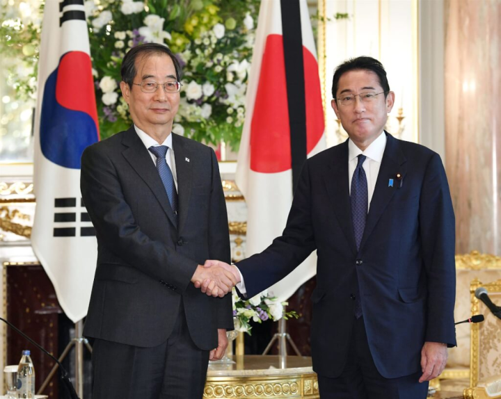 日本首相岸田文雄（右）28日跟韓國總理韓悳洙會談。（共同社）