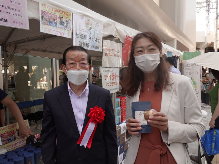 台灣市集活動10日在東京都杉並區舉辦，有台灣美食、特產，並介紹台灣鐵道、布袋戲等。適逢中秋節，駐日代表謝長廷（左）贈蛋黃酥給杉並區區長岸本聰子（右）。