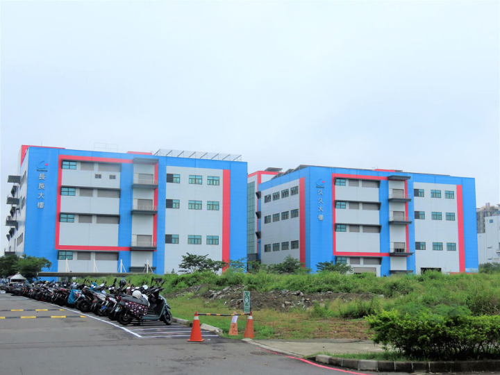 台南市經發局指出，隨著台積電等半導體大廠南下布局，家登精密工業於2010年進駐南科，2016年再擴大產能遷入樹谷園區，近8成員工都在台南上班，未來南科園區2、3期計畫啟動後，也將加碼投資。圖為家登精密工業台南廠區大樓外觀。（台南市政府提供）