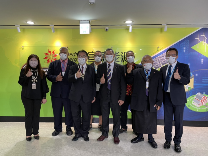 拿塔諾總理參觀宣德能源股份有限公司，該公司總經理巨克堅親自出面接待，並說明我太陽能產業發展現況。