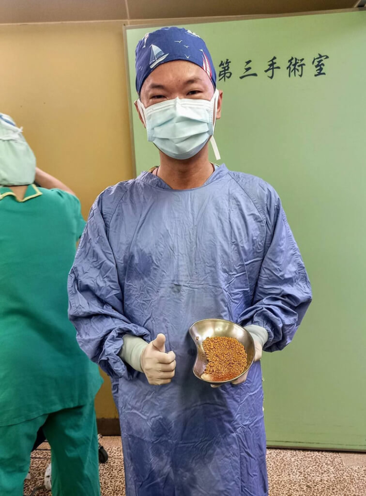 嘉義市陽明醫院泌尿科醫師黃才倍（圖）表示，日前一名8旬老翁因膀胱結石造成排尿困難及細菌感染等問題求診，近日以內視鏡清出大小結石近千顆，老翁術後已康復出院。（黃才倍提供）