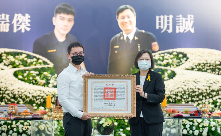 蔡英文總統5日上午前往臺南市殯葬管理所親頒褒揚令，表彰殉職巡官凃明誠及曹瑞傑在從警生涯中，對守護社會治安的努力及貢獻