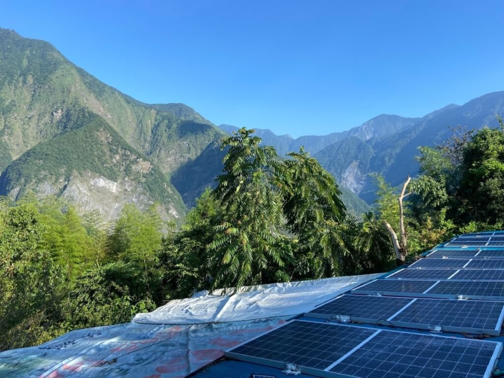 國立東華大學能源科技中心媒合綠能產業，引進並建置發電效能更高的光電系統，協助改善花蓮縣秀林鄉大禮、大同部落能源問題。（東華大學提供）