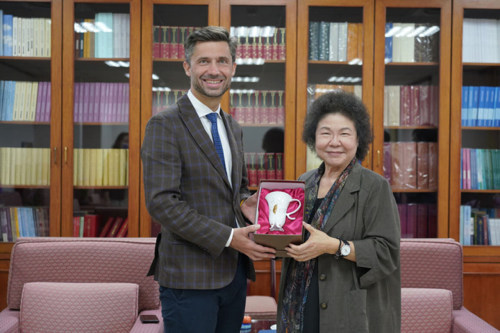 歐洲經貿辦事處處長高哲夫（左）19日拜會國家人權委員會主任委員陳菊（右），陳菊致贈有台灣意象的法蘭瓷杯給高哲夫。（人權會提供）