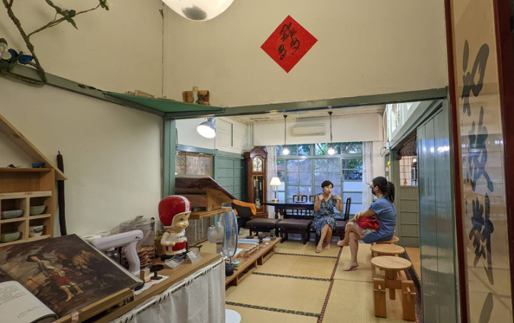 兒時在高雄左營眷村長大的謝宜庭（左）因難忘眷村濃濃人情味，選擇與丈夫一同入住左營建業新村，運用建築設計專業修繕老屋，盼能讓更多人走進眷村和老屋對話。