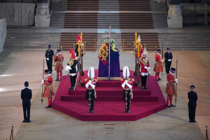 英國女王伊麗莎白二世的靈柩暫時停放在有925年歷史的西敏廳。（圖取自twitter.com/royalfamily）