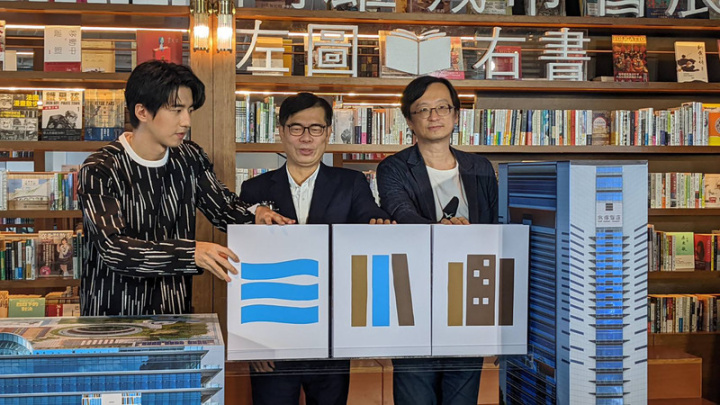 高雄城市書展15日在高雄市總圖文創會館內承風青鳥書店舉行發布會，代言人傅孟柏（左起）、高雄市長陳其邁、書展策劃總監張鐵志共同宣告，將以「左圖右書」為主題，24日正式登場。