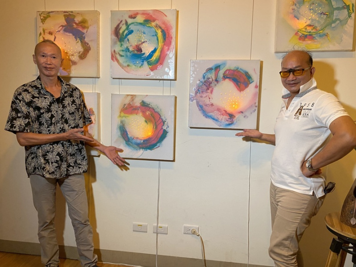 國立清華大學材料工程學系教授周卓煇（右）研發的燭光OLED，近日與藝術家莊志輝（左）結合，創作出壓克力及木雕等多項藝術作品，2日正式亮相。