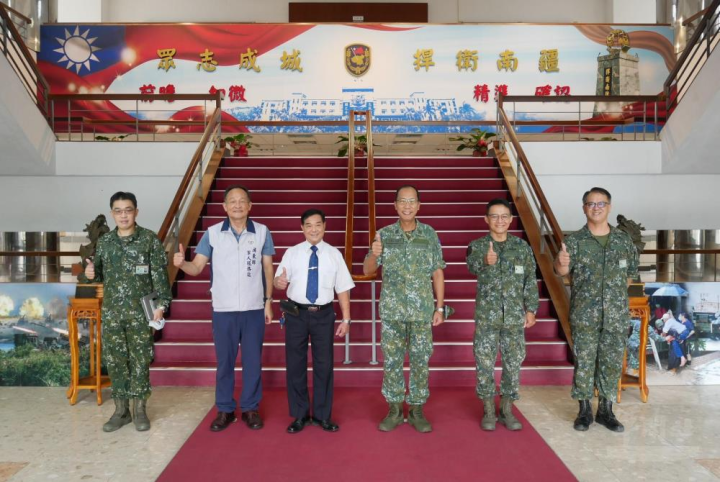 屏東縣軍人服務站顧問小博士文教機構董事長廖勝冠13日陸軍第八軍團敬軍。（屏東軍人服務站提供）