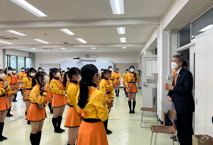 向明德處長與橘高校吹奏部學生交流互動