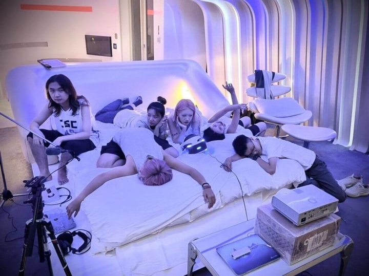 第7屆屏東電影節以「屏東Come True」為主題，有許多在地優秀青年作品入圍，其中「新世紀最棒的旅行」以未來題材作發揮，借重去年參賽經驗，在這次影片中升級演員的服裝及美術道具。（屏東縣政府提供）