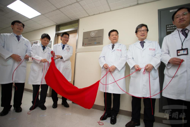 三軍總醫院「心室輔助器亞太卓越中心」揭牌。