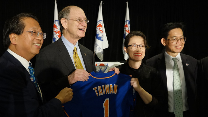 台灣人公共事務會年會17日舉行成立40週年年會。左起為紐約台僑江明、聯邦眾議員薛曼、駐美代表蕭美琴、台灣人公共事務會會長簡明子。