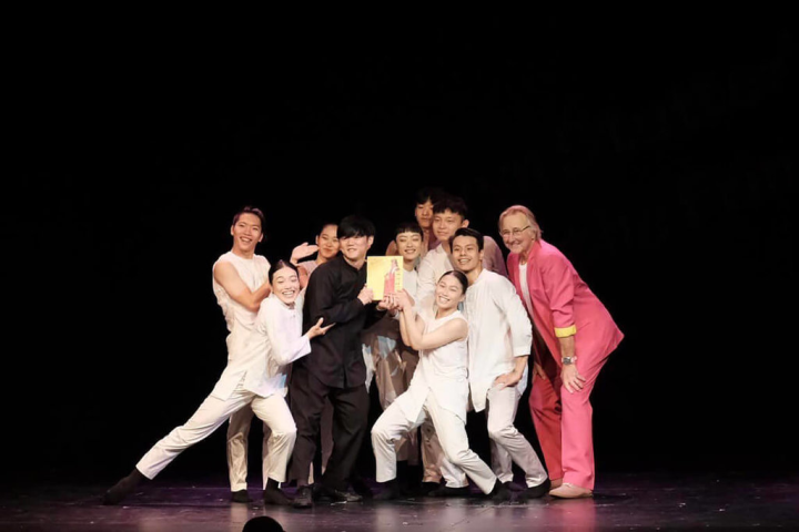 台灣表演藝術團隊今年在8月底閉幕的國際藝術盛事「愛丁堡藝穗節」屢獲專業評論5顆星評價，獲獎數也較往年多。圖為參演團隊「翃舞製作」獲大會頒發「藝穗節精神獎」（Spirit of the Fringe）。（翃舞製作提供）