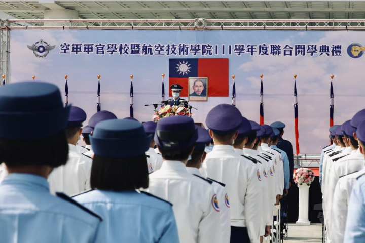 空軍副司令劉中將主持「空軍軍官學校暨航空技術學院111學年度聯合開學典禮」。（空軍司令部提供）
