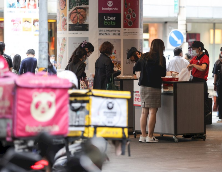 2023年元旦起基本工資將提高為時薪新台幣176元、月薪2萬6400元。(圖：中央社)