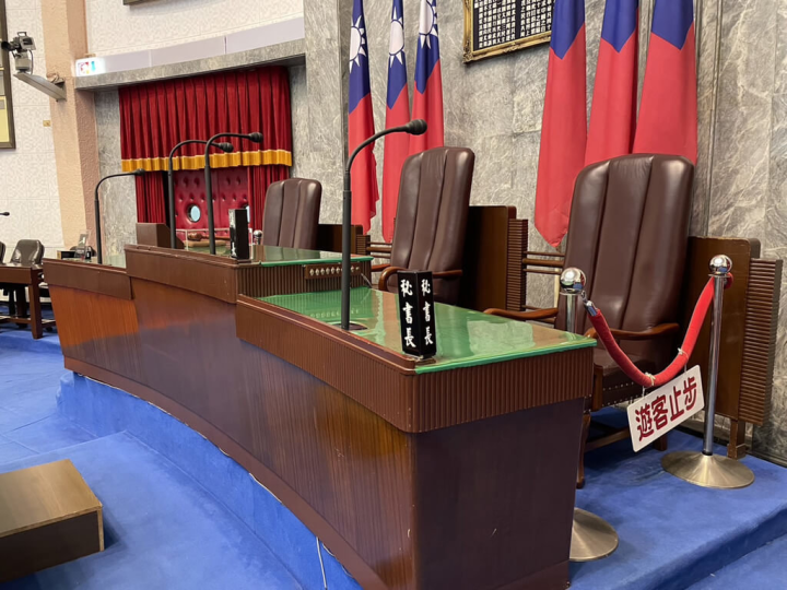 立法院民主時刻館的議事堂議長席，因設有許多用於表決、紀錄議員出席狀況的設備，為維護設備的完整性，因此過去皆為「旅客止步」；9月17日全國古蹟日將首度開放遊客參觀。（立法院中南部服務中心提供）