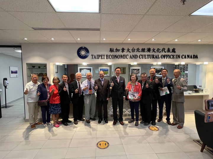 僑委會委員長童振源（右6）9日訪問加拿大蒙特婁，駐加拿大代表曾厚仁（右7）與僑界共同歡迎。 （駐加拿大代表處提供）