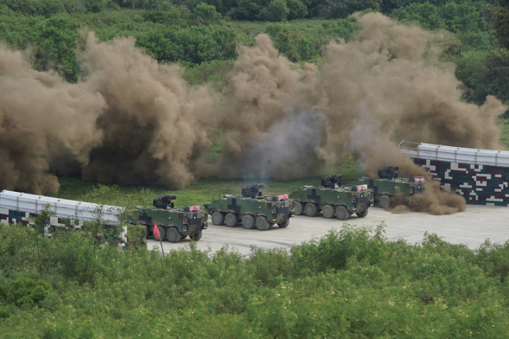 陸軍第八軍團裝甲564旅7日上午在屏東恆春三軍聯訓基地執行「三軍聯合作戰訓練測考111-5、6號 旅攻擊實彈測考」，主力部隊在煙幕彈的掩護下發動攻擊。