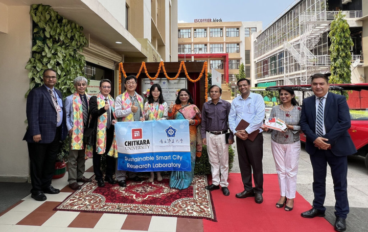  中正大學資訊長熊博安（左3）、資工系教授柯仁松（左2）以及駐印度代表處科技組組長王金燦（左4）與印度吉特卡拉大學校方人員，2日為「台印度永續智慧城市研究實驗室」揭牌。（中正大學提供）