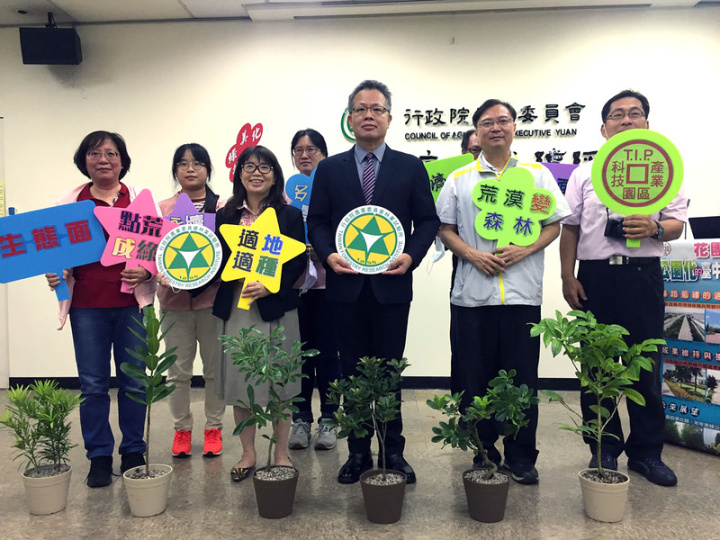 農委會林業試驗所受託在占地100公頃的台中港科技產業園區推動綠化長達17年時間，據統計，11.71公頃的公共綠帶已種樹16萬餘株，植栽多達89種，綠覆蓋從原本的10%成長至65%。