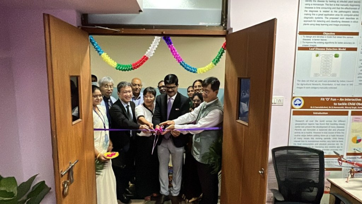 中正大學台印度人工智慧海外科研中心與印度蘭馬斯瓦米紀念科技學院共同成立的「台印度大數據分析實驗室」，8日啟用。圖前方右起：駐印度代表處科技組組長王金燦、印方院長穆塔密茲契爾凡、駐清奈辦事處組長鄭素賢、中正大學資訊長熊博安。（中正大學提供）