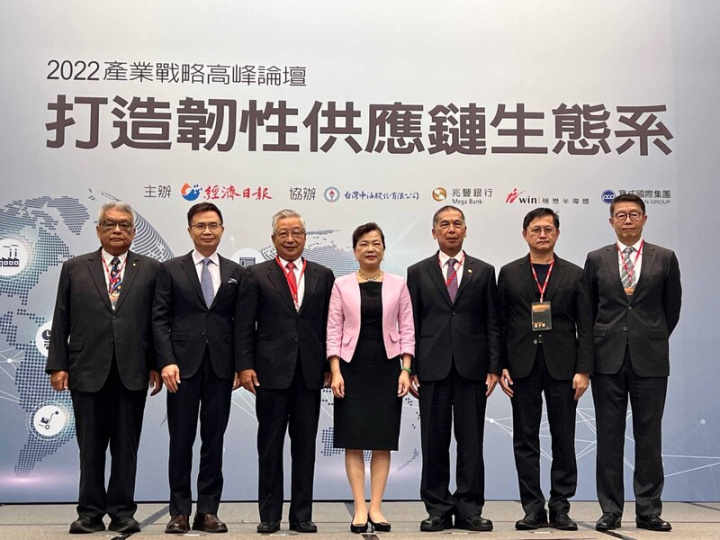 經濟日報13日舉辦2022產業戰略高峰論壇，邀請代工大廠和碩董事長童子賢（右2）以「如何創造全球競爭力」為題發表演講。