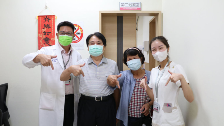 高雄市72歲郭先生（左2）因下背痛及坐骨神經痛，4年來開過2次腰椎融合手術，卻未能有效改善，導致跛行及失眠憂鬱；近期改做無鋼釘穩定器微創手術，透過無鋼釘支架穩定擴大神經椎間孔空間，術後隔天已可在病房走動訓練，1週後疼痛明顯改善。（七賢脊椎外科醫院提供）