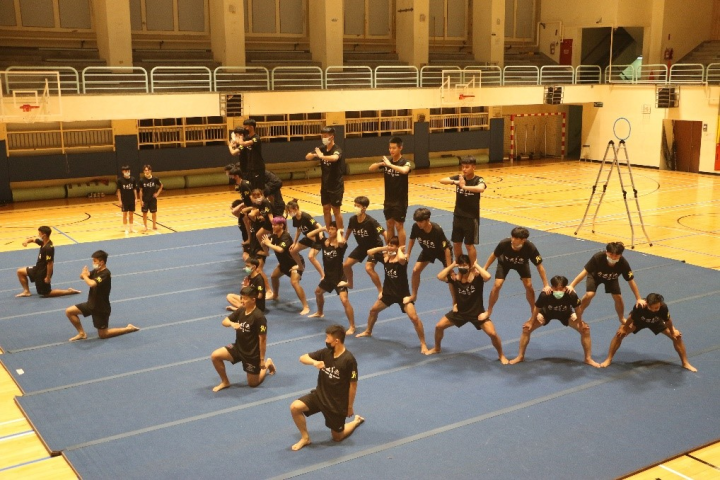 國北教同學排練演出動作。