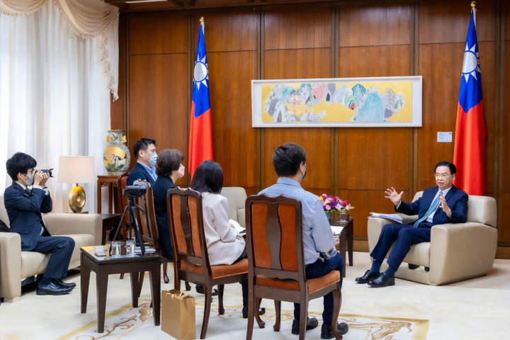 外交部長吳釗燮（右）接受「日本經濟新聞」及「日經亞洲」（Nikkei Asia）駐台記者聯訪。（外交部提供）