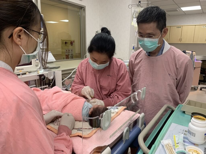 花蓮一名女嬰日前眼角出現黃色分泌物，媽媽以為是淚囊炎，經護理師指導加以按摩，不料鼻子也開始腫脹影響呼吸，就醫診療後確認感染金黃色葡萄球菌且引起蜂窩性組織炎。（門諾醫院提供）