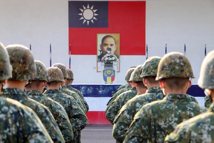 副旅長蘇上校期勉入伍生，服從幹部指揮，成為捍衛國家及保護人民的安定力量。（陸軍第十軍團提供）