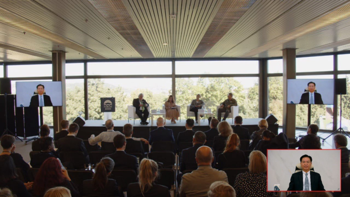 外交部吳部長釗燮以視訊方式出席2022年公元兩千論壇（左起：德國籍歐洲議會議員Reinhard Bütikofer、本場會議主持人Myroslava Gongadze、波蘭籍歐洲議會議員Anna Fotyga、捷克智庫解析中國總監Martin Hala）。