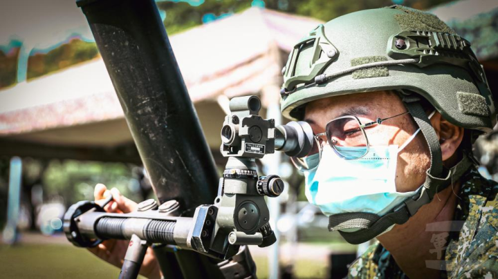 學員反覆操作，精進戰技。（陸軍第八軍團提供）