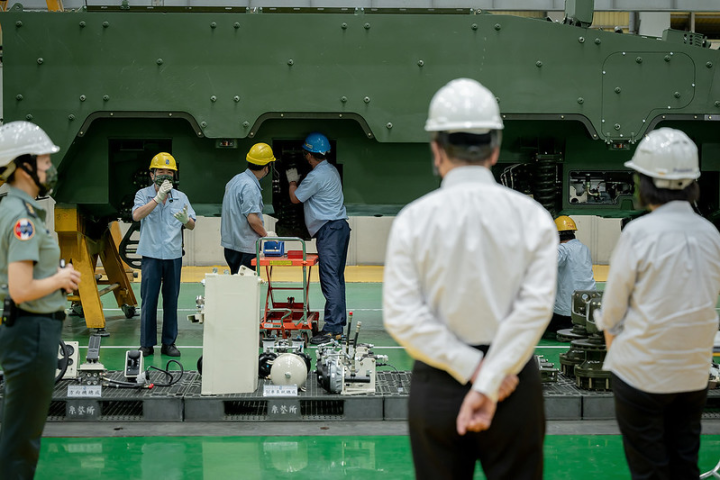 總統視導陸軍兵整中心及軍備局209廠生產線作業流程