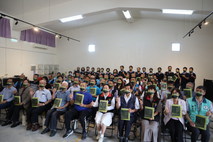 花蓮吉安鄉農會歡慶100年舉辦系列活動，12日在吉安好客藝術村舉行「希望之地 世代傳承—吉安鄉農會百年誌」新書及農特產品新品發表會，花蓮縣長徐榛蔚（前右5）等人出席並合影。