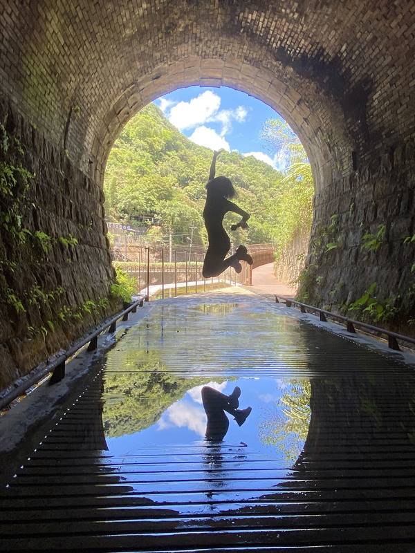 甫完工的新北市三貂嶺自行車隧道，是結合生態的大自然環境保育歷史隧道，也是台灣最大產煤區從興盛到沒落、從沒落到重新創造第二春的最美麗隧道，位於隧道口的鏡池映美，水光倒影成人氣特色。
