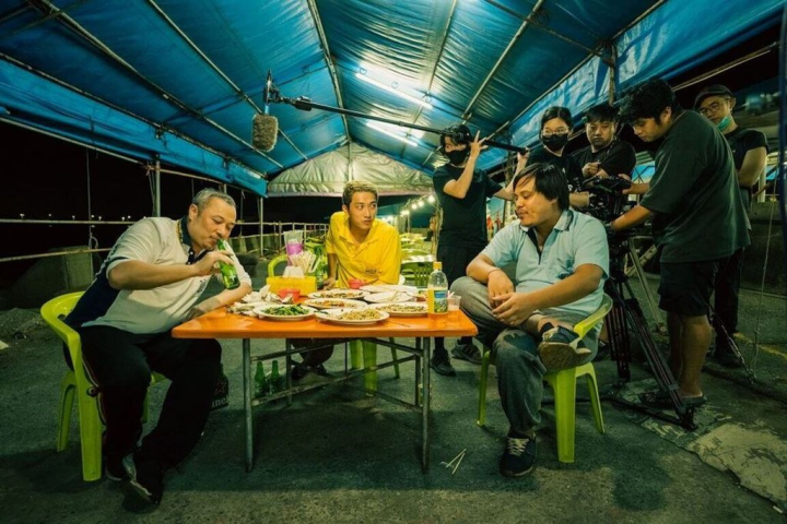 第7屆屏東電影節以「屏東Come True」為主題，有許多在地優秀青年作品入圍，其中「酬神扮仙」導演林庭緯運用主場優勢，直接將場景拉至友人家的漁船及在地宮廟進行拍攝。（屏東縣政府提供）