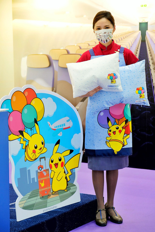 中華航空「皮卡丘彩繪機 CI」28日正式亮相，機艙內隨處可見皮卡丘的可愛身影，空服員也將身著飛翔皮卡丘的圍裙為旅客服務。
