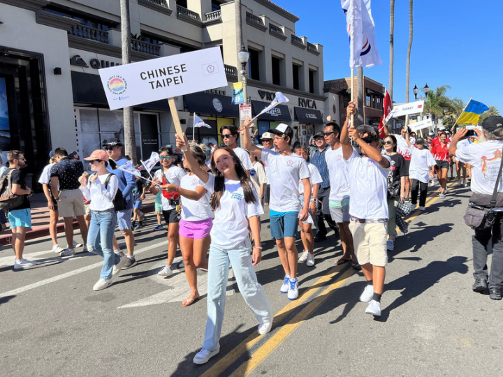 台灣衝浪代表隊選手鍾昀蓉、莊芸、林宜臻、韓宗軒、尤佳琦、邱晉豪等6名選手16日在美國加州杭亭頓海灘（Huntington Beach）的街頭參與世界衝浪大賽的選手進場及開幕遊行。
