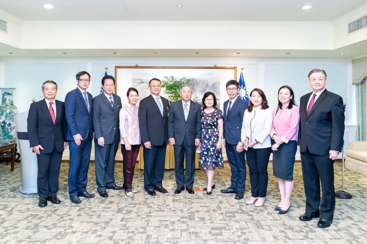 外交部政務次長田中光（右6）、拿督斯里李鴻隆（左5）與立法委員羅美玲（右3）、鍾佳濱（右4）、馬來西亞友誼及貿易中心代表何瑞萍（右2）及僑務委員會副委員長呂元榮（右）等觀禮賓客合影。（外交部提供）