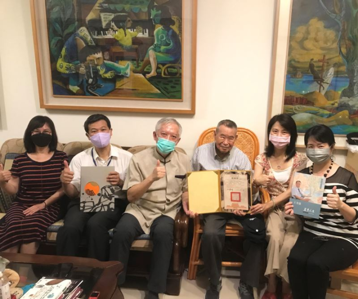 史博館梁永斐館長8月31日率館員一行，親訪王秀雄教授，回贈出版品《王秀雄―美育人生》，感謝王秀雄教授長期對史博館的支持與愛護，並祝福中秋佳節平安健康。