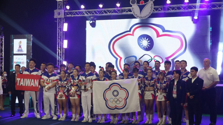 中華競技啦啦隊國家隊4日參加泰國曼谷2022亞洲錦標賽，第六級競技啦啦奪金。圖為4日奪金的第六競技啦啦站在領獎台前拍照留念。